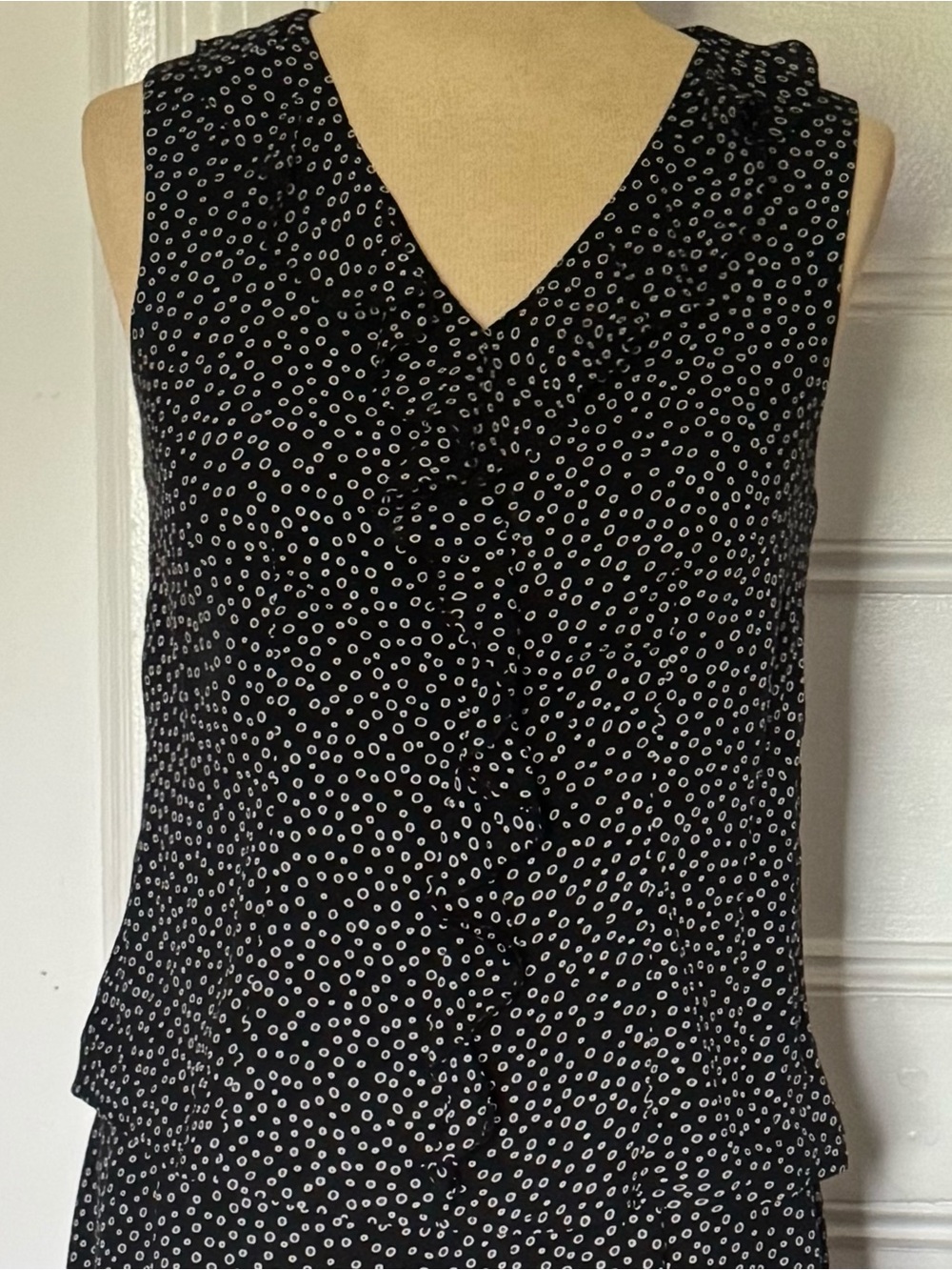 Talbots size 8 Sleeveless V-Neck Black Dot Ruffle Top